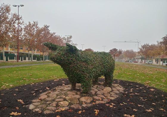 El toro cubierto de enredadera que custodia la Cañada Real.