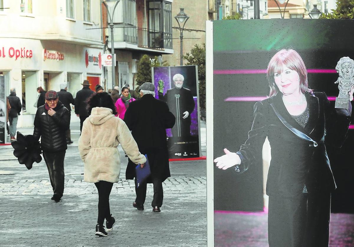 Fotografías de los Premios Goya en la calle Santiago.