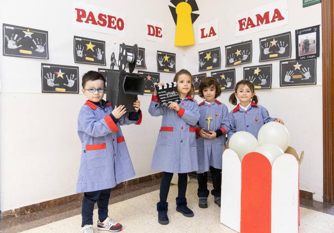 Marco, María, Álex y Lara de cinco años en el Paseo de la Fama del colegio