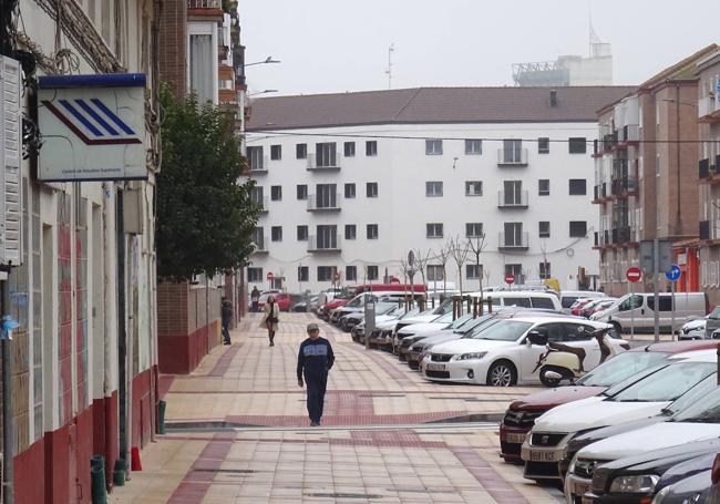 El nuevo bloque (en blanco) del antiguo cuartel y la recién urbanizada avenida de los Reyes Católicos.