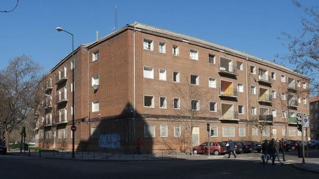 Imagen después - Cambio de cara del antiguo cuartel tras la rehabilitación, visto desde la esquina de la calle Puente Colgante y la avenida de los Reyes Católicos.