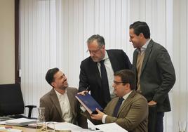 Diego Moreno (PSOE), Carlos Pollán (Vox) y Raúl de la Hoz (PP) charlan antes de la Junta de Portavoces.