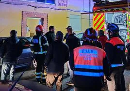 Intervención de Bomberos, Policía y servicios de emergencias este miércoles por la noche en el incendio de una vivienda en Ávila.