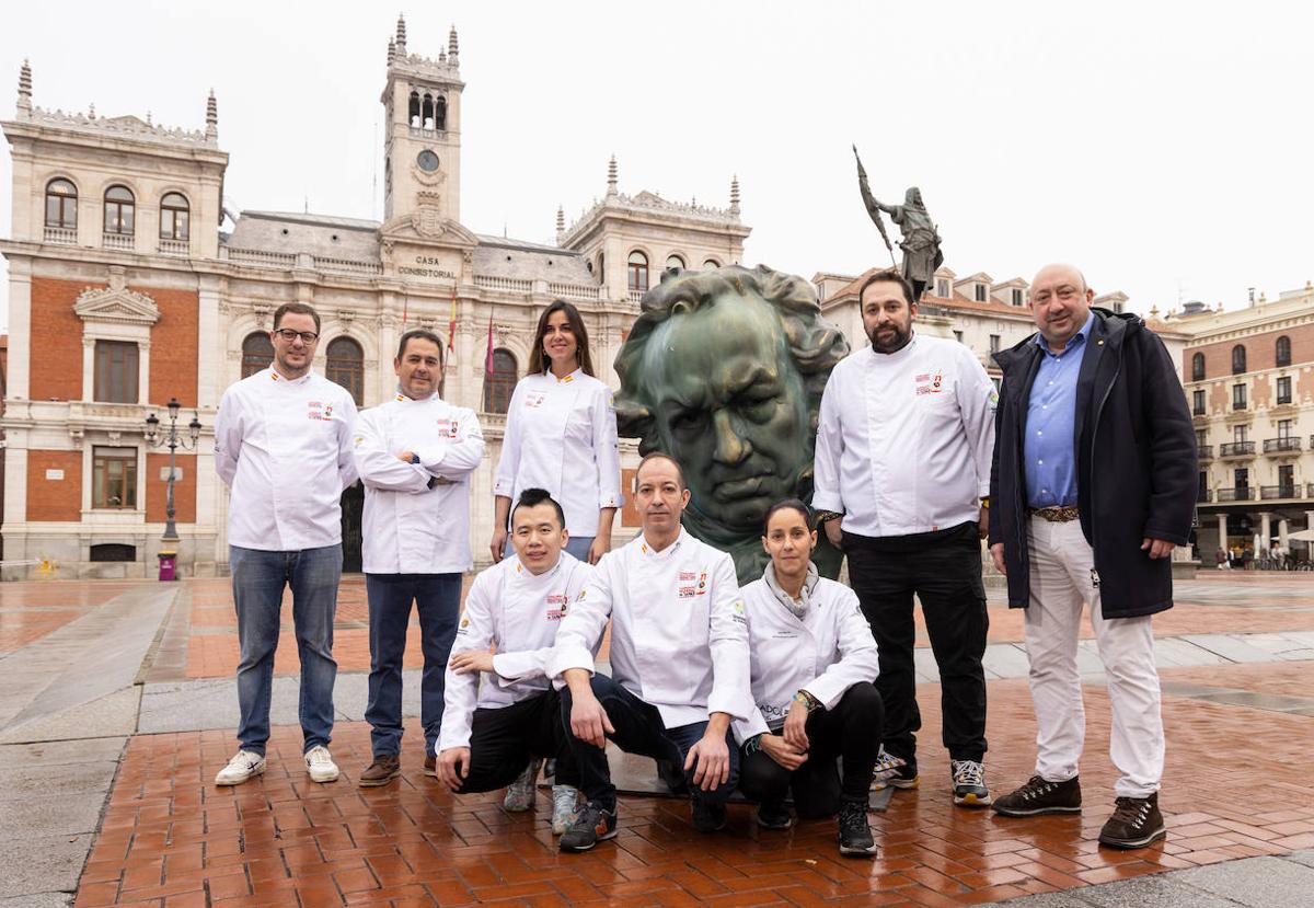 Los cocineros Teo Rodríguez (Trasto), Jiale Pan (Jiapan), Antonio González (Los Zagales), junto a los concejala, Blanca Jiménez; y sus compañeros Pilar Martín y Víctor Vaquero (Vables), David Miranda (Las Kubas) y el presidente de la Apeh, Jaime Fernández. Alberto Mingueza