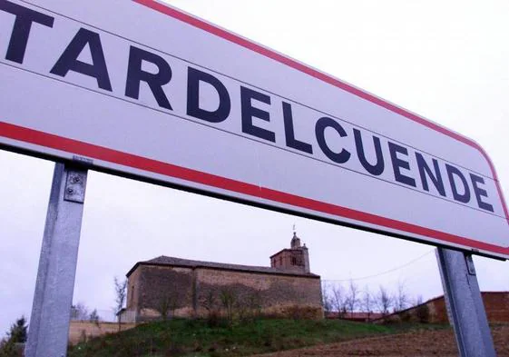 Cartel de acceso a Tardelcuende, en cuyo término se ha localizado al hombre fallecido.
