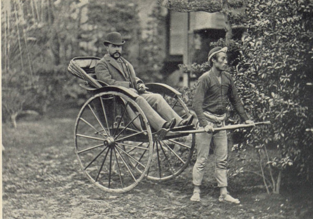 Imagen principal - Arriba, el vallisoletano durante su estancia en Tokio en 1883. Abajo, en Valladolid en 1874 y portada de una obra suya.