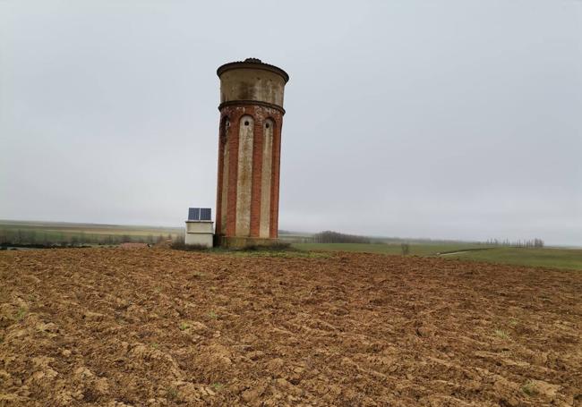 El depósito de Villamuriel de Campos se encuentra en medio de una tierra de labor