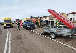 Bomberos, Guardia Civil y servicios sanitarios intervienen en el accidente, este viernes por la mañana.