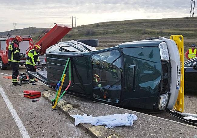 Estado en el que quedó el vehículo tras el vuelco.