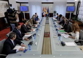 El presidente de la Junta y los representantes de las organizaciones agrarias, en el consejo de ayer.