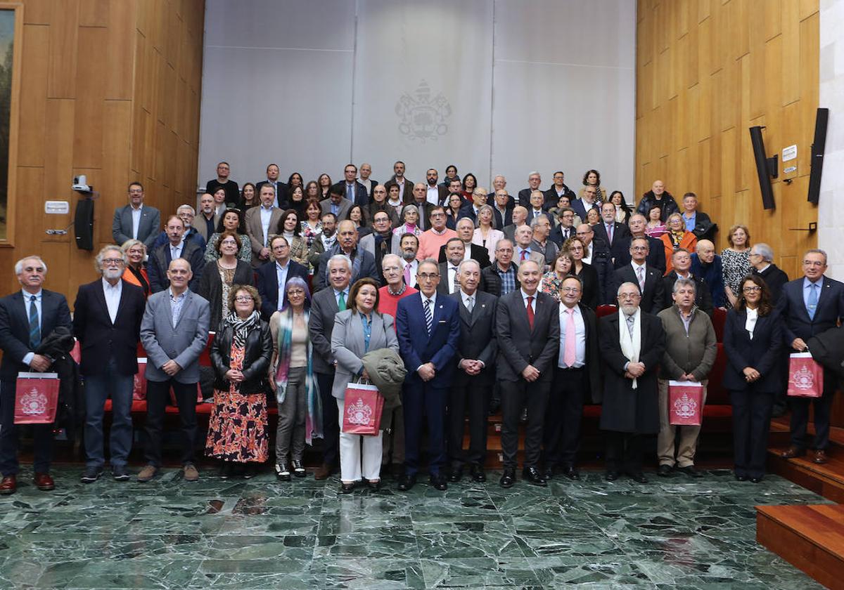 Homenajeados por su jubilación o por cumplir 25 años en la Universidad de Valladolid posan en la foto de familia con el rector y sus predecesores.