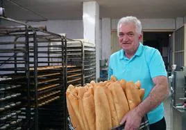 Jesús García panadero de Gallegos de Hornija a punto de jubilarse, llevando unas barras de pan