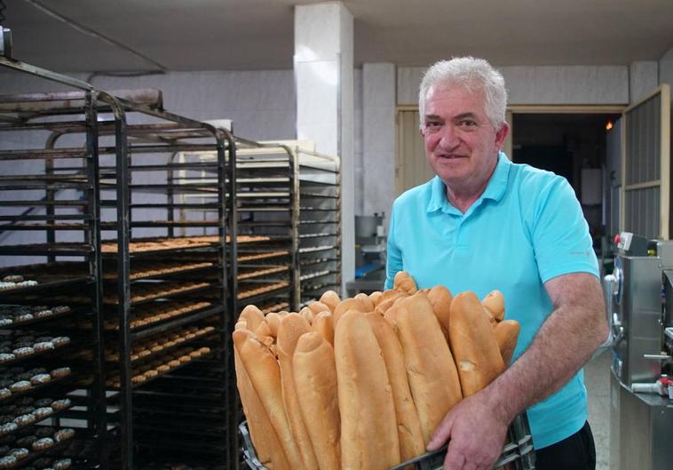 Jesús García panadero de Gallegos de Hornija a punto de jubilarse, llevando unas barras de pan