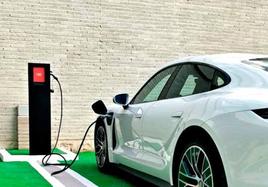 Recarga de un vehículo eléctrico.
