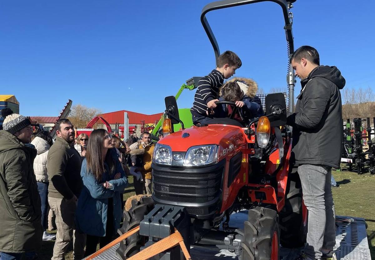 Exposición de maquinaria agrícola en la feria de Saldaña.