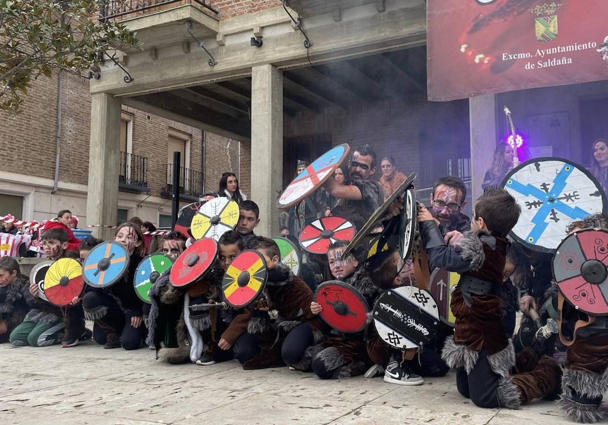 Grupo de vikingos en el Carnaval de Saldaña.