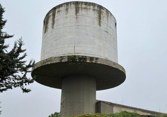 El depósito de Castroponce destaca por su original forma. Está fabricado de hormigón