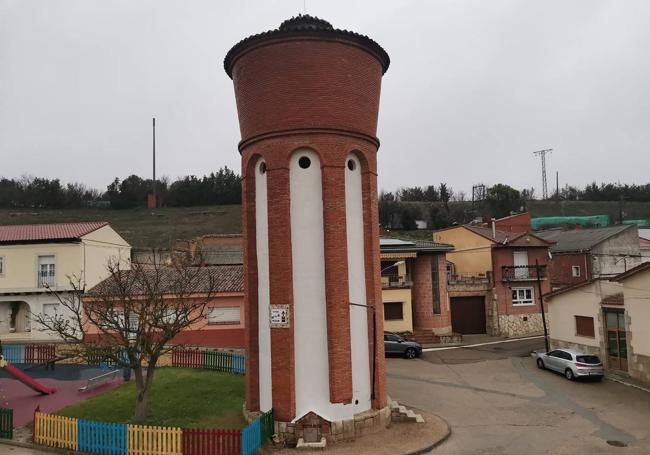 Depósito de Ciguñuela, situado junto a las casas, en el centro del pueblo