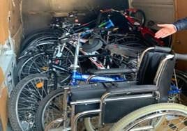 Bicis, y una silla de ruedas, recuperadas por los agentes.