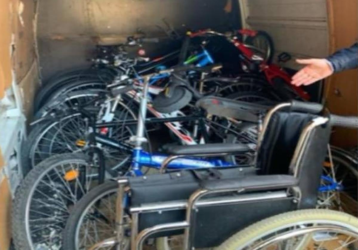 Bicis, y una silla de ruedas, recuperadas por los agentes.