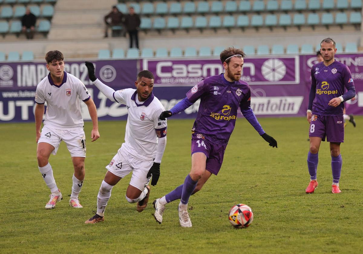 Imagen de archivo del Palencia Cristo ante el Palencia CF en el derbi.