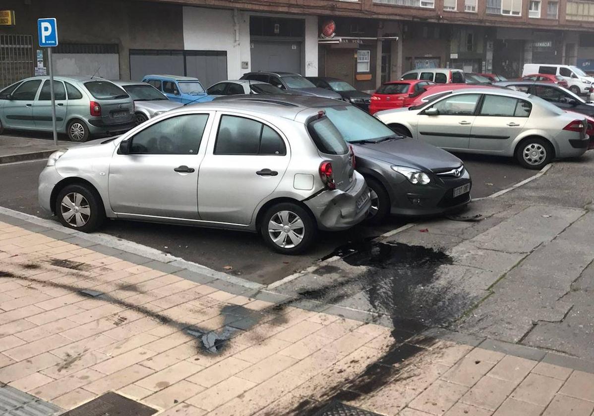 Coches estacionados en la calle Huelva que recibieron el impacto del turismo del conductor que se dio a la fuga.