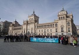 Los cargos del PP provincial posan con la pancarta ante la Academia de Caballería de Valladolid.