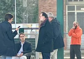 Rajoy espera al tren en el andén de la estación de Palencia.