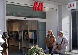 Tienda de H&M, situada en la Calle Mayor de Palencia.