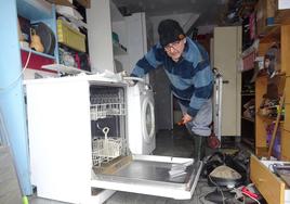 José Antonio González examina sus electrodomésticos una semana después de que el Cega anegara su casa de Viana