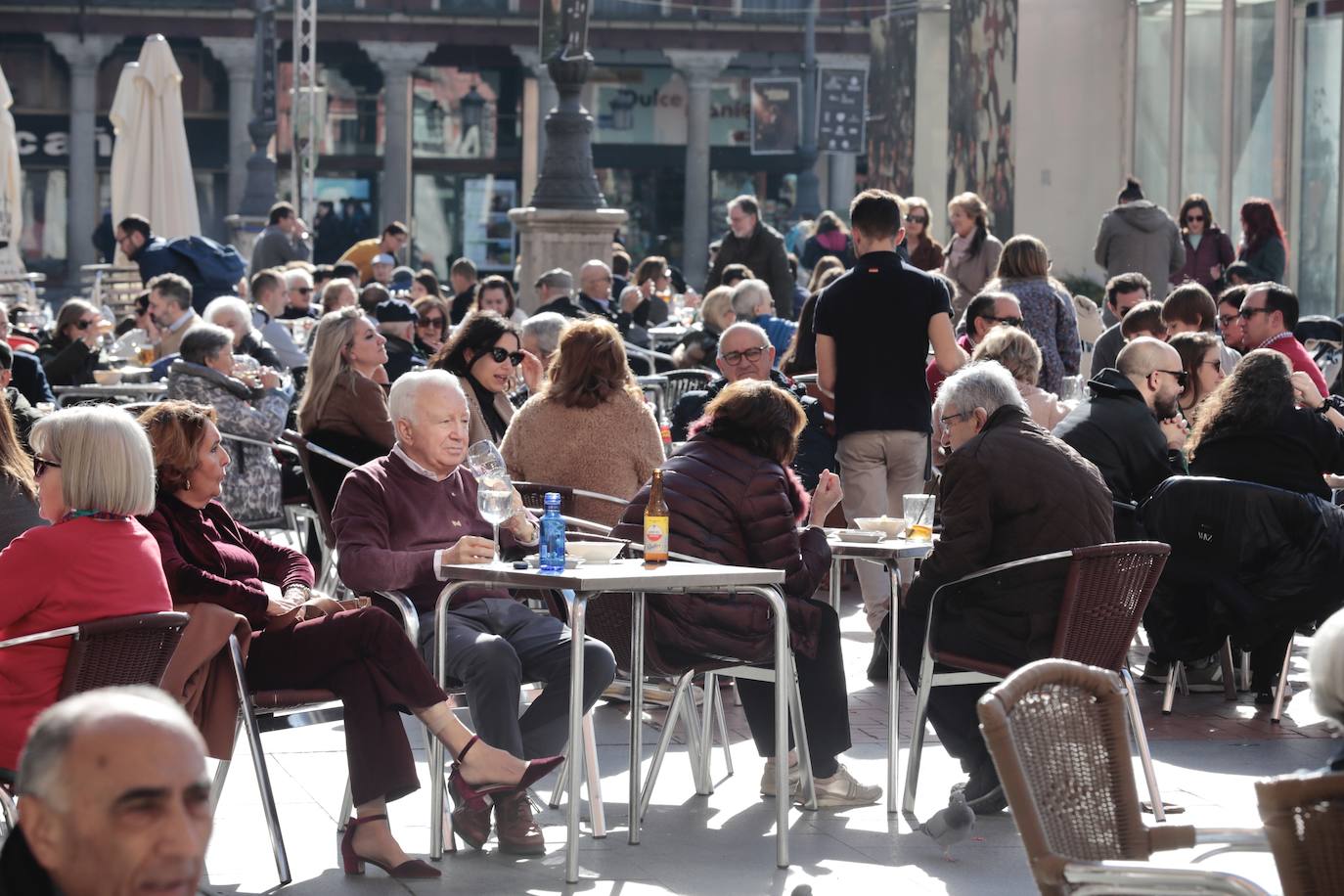 Las imágenes con las terrazas a rebosar en la Plaza Mayor