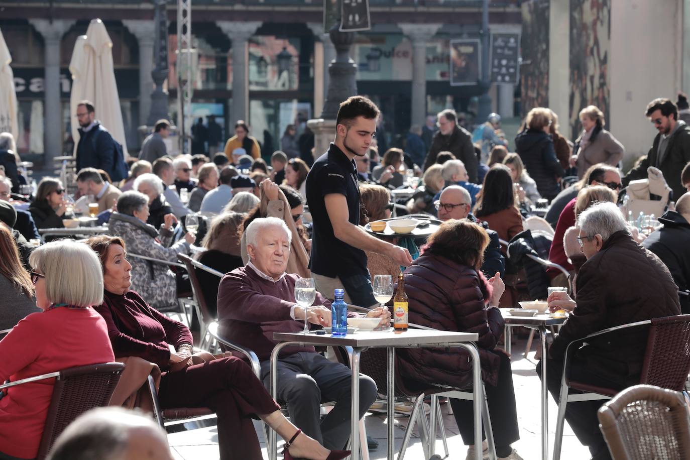 Las imágenes con las terrazas a rebosar en la Plaza Mayor