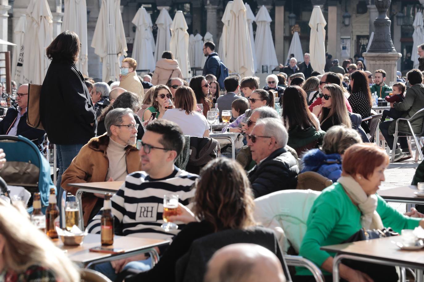 Las imágenes con las terrazas a rebosar en la Plaza Mayor