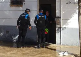 Dos agentes conversan con un vecino de la calle Jacinto Benavente para registrar posibles daños en su bloque.