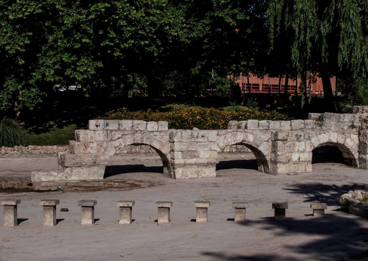 Imagen secundaria 1 - Galería del brazo Norte existente por debajo de la calle Sandoval, arcos de la tercera cerca en el Prado de la Magdalena, actualmente en el parque de los Viveros y lateral occidental del puente de las Carnicerías y la galería de encauzamiento.