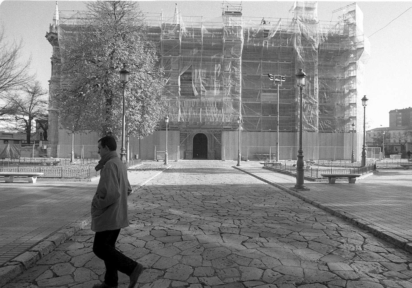 La restauración de la fachada en 1997, la última vez que se tapó con andamios el edificio.