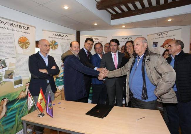 Firma de los convenios de la Junta con los ayuntamientos, hace cuatro años, con motivo del trigésimo aniversario de la recuperación del humedal de La Nava.