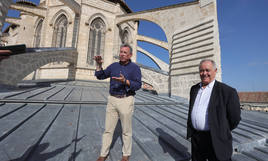 El delegado de Patrimonio, José Luis Calvo, con el arquitecto Ignacio Vela sobre el tejado de la girola de la Catedral.