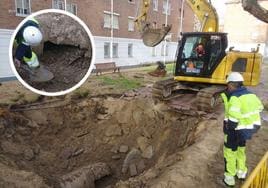 Socavón abierto por el reventón en el paseo del Cauce y detalle de la rotura de la tubería del 'anillo mil'.