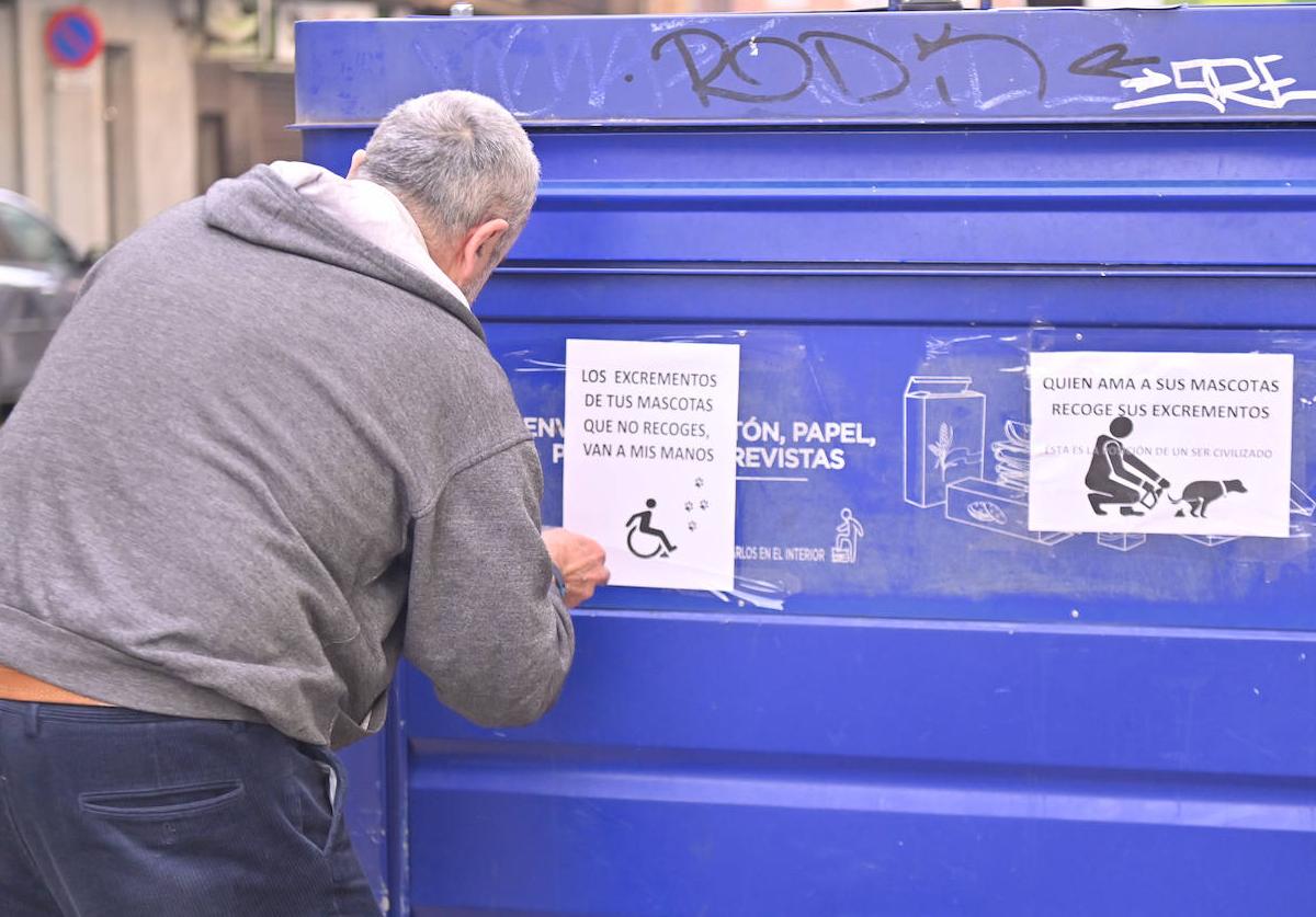 Pegada de carteles apelando al civismo de los dueños de perros en la calle San José.