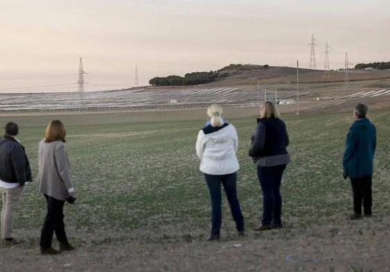 Miembros de la Plataforma Defensa Valle Esgueva, delante de los parques solares.