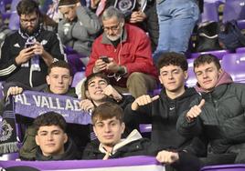 Chavales en la grada del José Zorrilla antes del inicio del partido