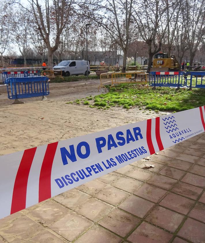 Imagen secundaria 2 - Arriba, labores de limpieza del carril bici del paseo del Cauce. Debajo, a la izquierda, un operario limpia la calle Jacinto Benavente. A la derecha, precinto al borde de las obras que cierra uno de los pasos peatonales entre esta última calle y el paseo del Cauce.