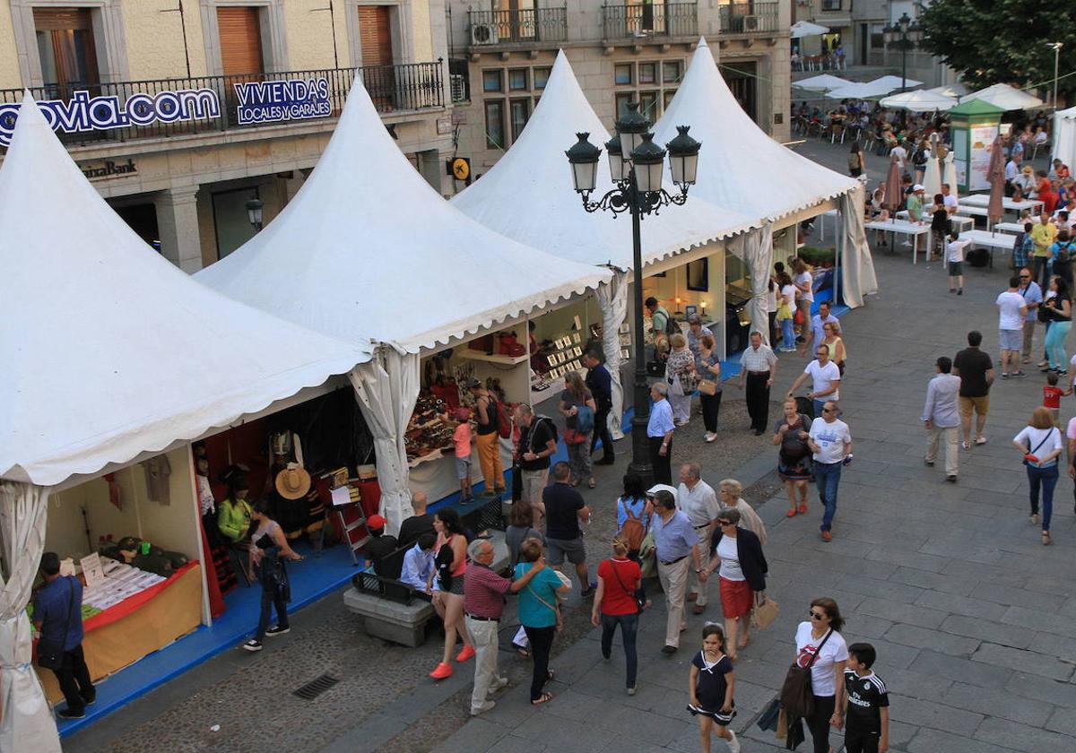 Puesto de alimentación de la Feria de la Mujer Rural en la avenida del Acueducto.