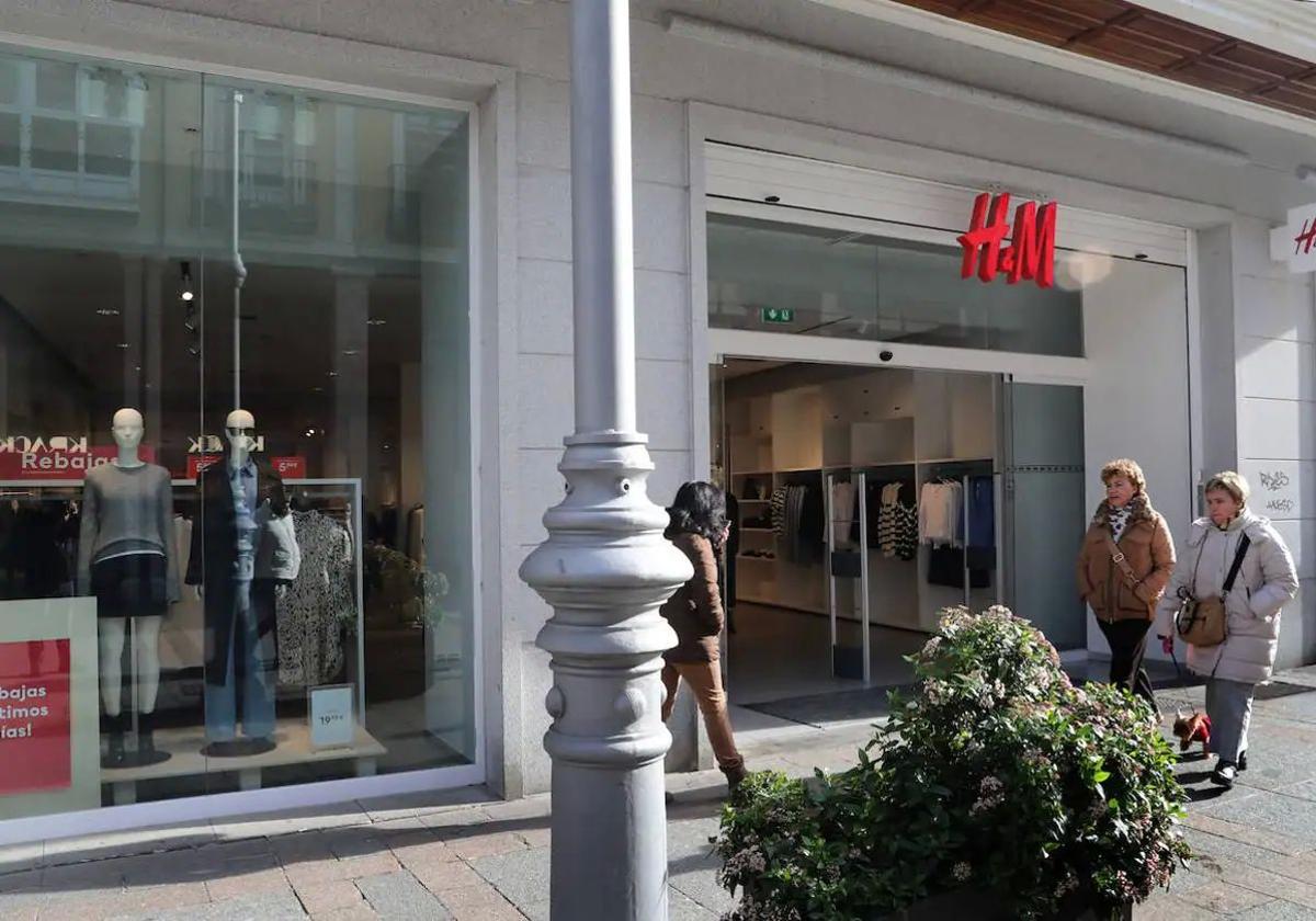 Tienda de H&M, situada en la Calle Mayor de Palencia.