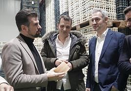 Luis Tudanca (izquierda), este lunes durante su visita a la quesería Chillón, en Toro.