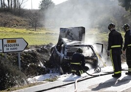Los bomberos del parque de Peñafiel extienden espuma alrededor del vehículo tras sofocar las llamas que lo han calcinado.