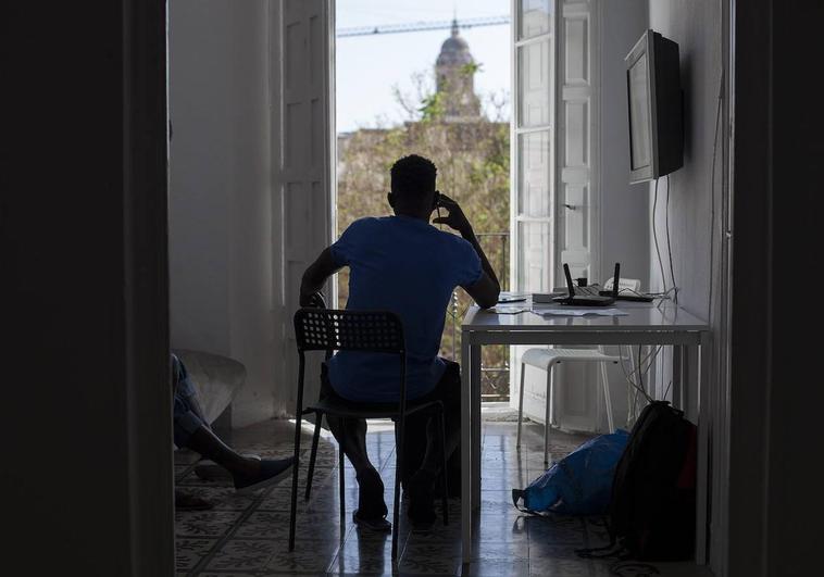 Joven hablando por teléfono.