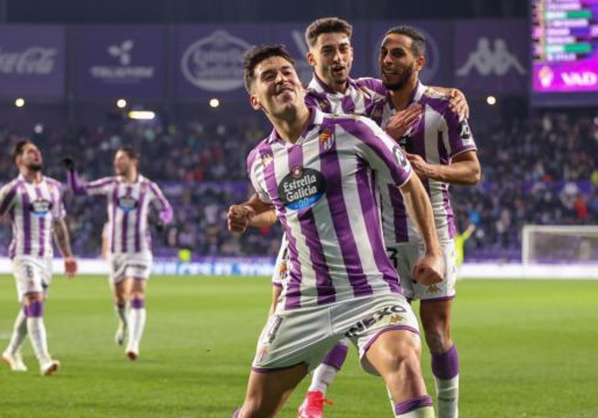 Víctor Meseguer celebra uno de los dos goles que marcó ante el Racing el pasado lunes