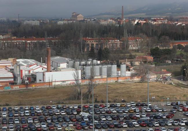 Terreno en el que se construirá la unidad de radioterapia, entre el aparcamiento del Hospital y la fábrica de Seda.